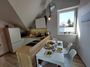 Frigorifero con congelatore, microonde, forno, piano cottura
