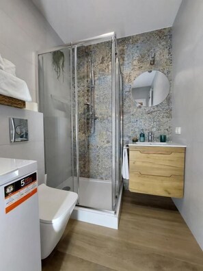 Family Apartment, Balcony, Garden View | Bathroom - mrhomeapartments-Limba (Kraków)