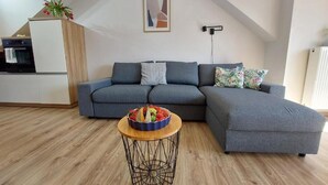 Familieleilighet, balkong, hageutsikt | Oppholdsområde