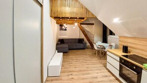 Familieleilighet, privat bad, bakgårdsutsikt | Oppholdsområde