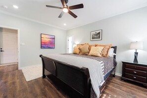3 habitaciones, tabla de planchar con plancha, wifi y ropa de cama 