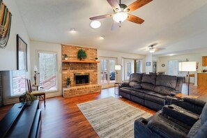Living area - Bright, Open Layout Home close to East Gate and Golf Courses (Hot Springs Village)