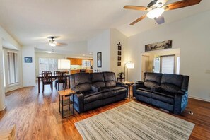 Living area - Bright, Open Layout Home close to East Gate and Golf Courses (Hot Springs Village)