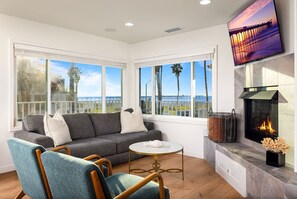 TV, fireplace, offices - The Famous Big Blue Compound! (San Diego)