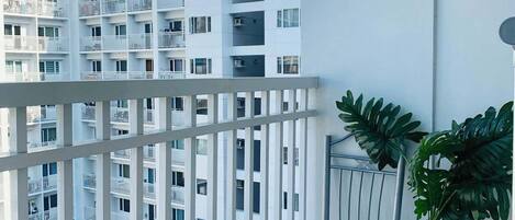 Condo Confort, balcon, vue sur la piscine | Terrasse/patio