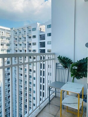 Condo tiện nghi đơn giản, ban công, quang cảnh hồ bơi | Hiên