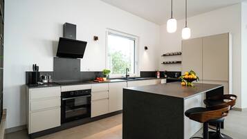 Frigorifero, forno, piano cottura, lavastoviglie