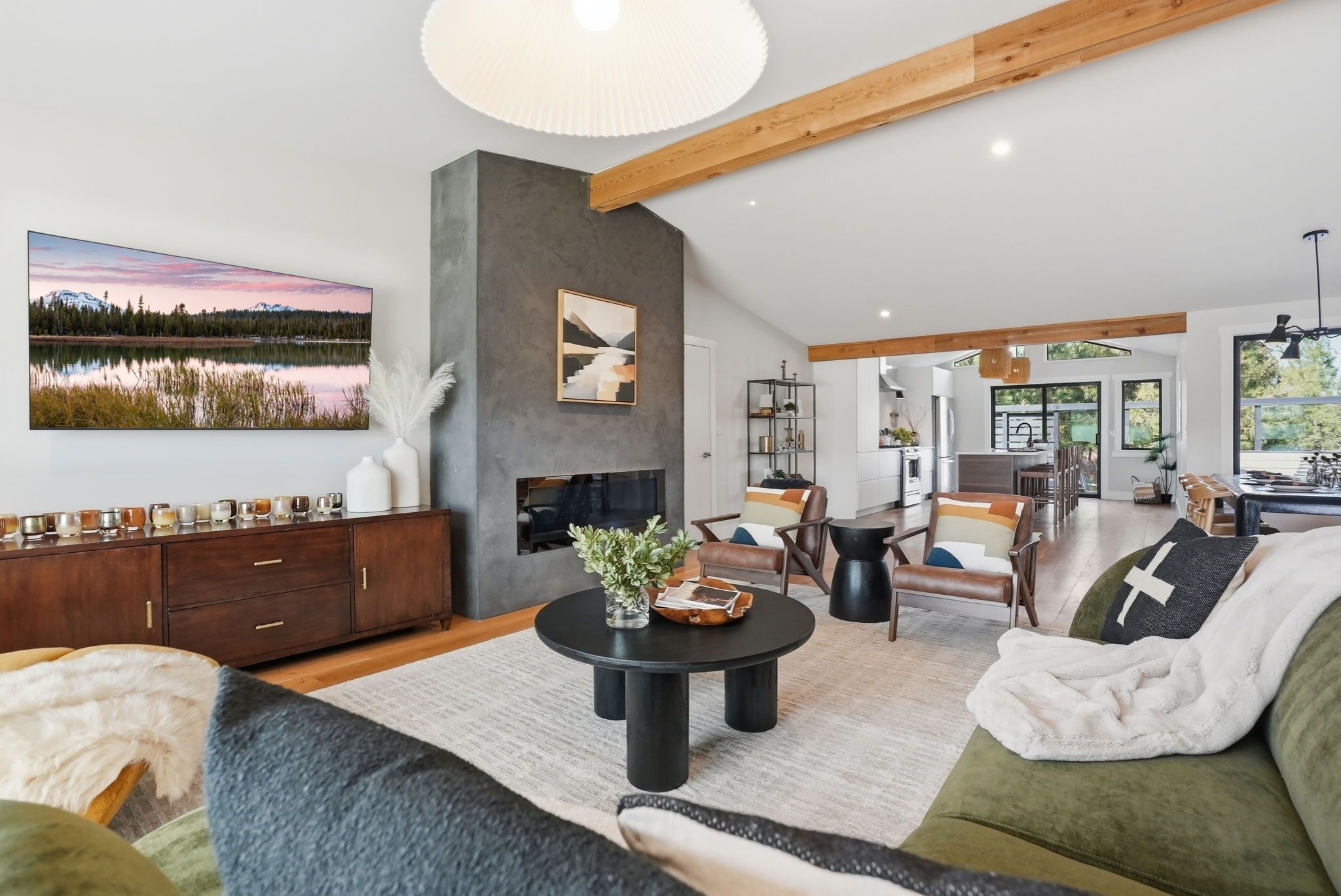 Smart TV y chimenea 