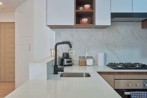 apartman, 1 queen (nagyméretű) franciaágy és egy kinyithatókanapé, konyha | Privát konyha
