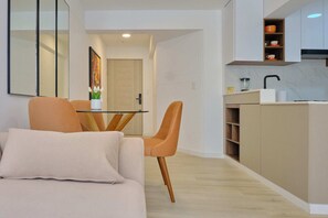 apartman, 1 queen (nagyméretű) franciaágy és egy kinyithatókanapé, konyha | Nappalirész