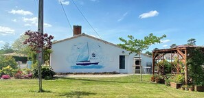 Exterior - Fleurs de Mer - GRAYAN AND THE HOPITAL (GRAYAN ET L'HOPITAL)