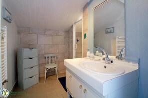 Bathroom - Vrbo Property (GRAYAN ET L'HOPITAL)