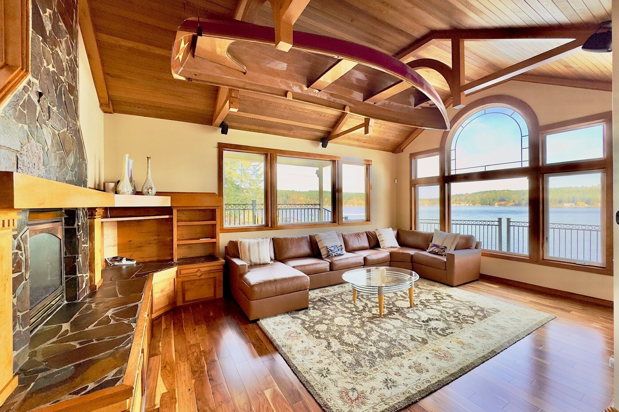Smart TV, chimenea, futbolito y tenis de mesa 