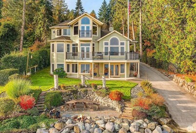 Luxury Waterfront Home, Sleeps 14, 4BR + Bonus Room, Private Beach & Pickleball