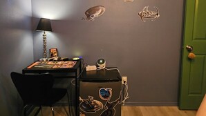 A room with a desk, a lamp, a computer, and a green door. -  3-bedroom Garden house with AC/Hot tub in beautiful Eugene (Eugene)