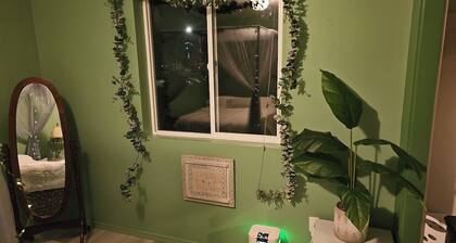 3-bedroom Garden house with AC/Hot tub in beautiful Eugene