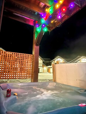 Outdoor spa tub - Apex Mountain: Private Hot Tub near Village & Skating Loop with mountain views (Okanagan-Similkameen G)