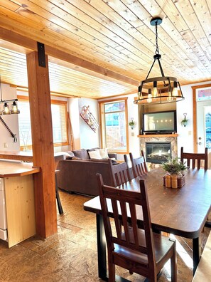 Dining - Apex Mountain: Private Hot Tub near Village & Skating Loop with mountain views (Okanagan-Similkameen G)