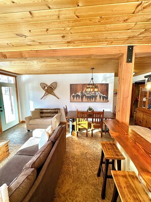 Smart TV, fireplace, books, stereo - Apex Mountain: Private Hot Tub near Village & Skating Loop with mountain views (Okanagan-Similkameen G)