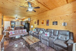 TV, offices - Quail Cove Oak | Premium Lakefront Condo Boat Slip (Shell Knob)