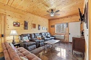 TV, offices - Quail Cove Oak | Premium Lakefront Condo Boat Slip (Shell Knob)