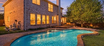 Wellness 5BR W Pool, BBQ, Yard & Fire Pit