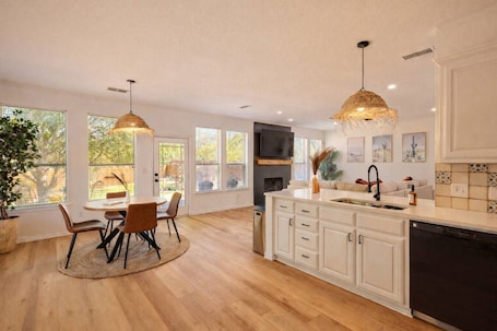 Speisen. Wellness 5BR W Pool, BBQ, Yard & Fire Pit