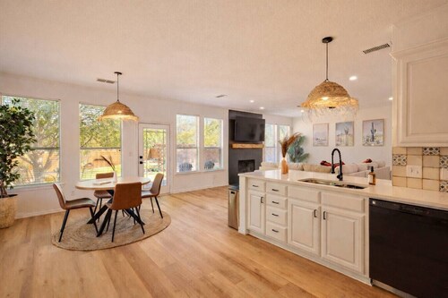 Wellness 5BR W Pool, BBQ, Yard & Fire Pit