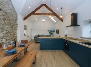 Dining - Barn in Isle of Anglesey 2 mile from the beach (Llanfachraeth)