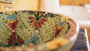 Un bol orné de motifs floraux, posé sur une surface carrelée.
