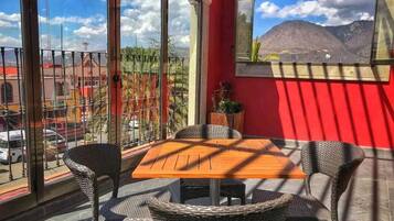 Habitación Deluxe, balcón, vista al parque | Restaurante al aire libre