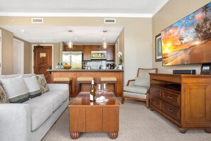 Ein Wohnzimmer mit Sofa, Couchtisch und Fernseher.
