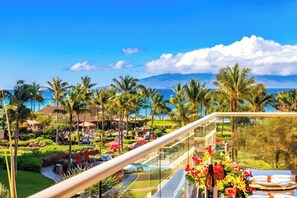 Ein Resort mit Pool, Palmen und Meerblick.