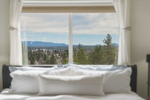 3 bedrooms, iron/ironing board, free WiFi, bed sheets - Treetop Cottage ~ Westside Bend ~ Views + Bikes (Bend)