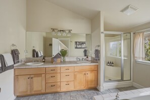 Jetted bath, hair dryer, towels, soap - Treetop Cottage ~ Westside Bend ~ Views + Bikes (Bend)