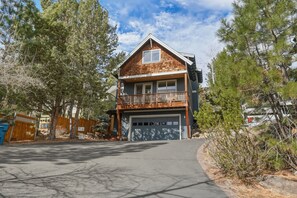 Exterior - Treetop Cottage ~ Westside Bend ~ Views + Bikes (Bend)