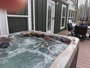 Outdoor dining - Sassy Cowgirl: Hot Tub + Fire Pit by a Pond (Broken Bow)