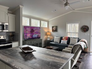 TV - Sassy Cowgirl: Hot Tub + Fire Pit by a Pond (Broken Bow)