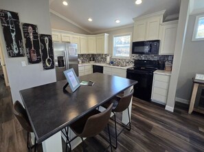 Microwave, stovetop, dishwasher, coffee/tea maker - Sweethart | Romantic Getaway | Hot Tub | Keyless (Broken Bow)