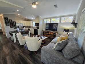 TV - Sweethart | Romantic Getaway | Hot Tub | Keyless (Broken Bow)