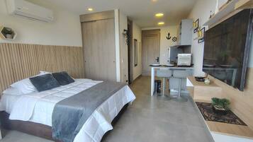 Iron/ironing board, internet, bed sheets