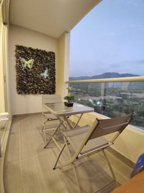 Outdoor dining - Luxury ocean view apartment SantaMarta/8 mins airport (santa marta)