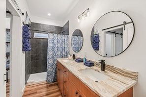 Shower, towels - 3BR/2BA • 6 Beds • Fenced Yard • Near Downtown (St. Augustine)