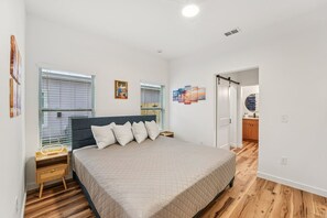 Iron/ironing board, travel cot, free WiFi, bed sheets - 3BR/2BA • 6 Beds • Fenced Yard • Near Downtown (St. Augustine)