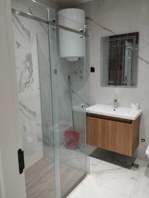 Shower, hair dryer, towels, soap - Residance with pool ,sauna and free garrage (Budva)