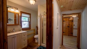 Douche, serviettes fournies, papier toilette