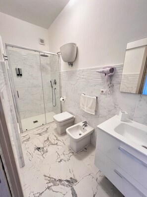 Shower, hair dryer, bidet, towels - Restyling Apartments Center Tropea (Tropea)