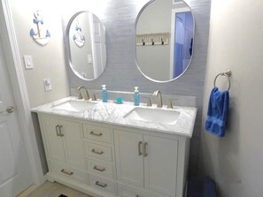 Bathroom - Charming Family Retreat Near Beach & Boardwalk, 841 Plymouth Place (Ocean City)