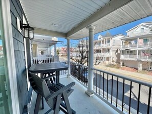 Outdoor dining - Coastal Comfort on Plymouth Place, Elevated 1st Floor Retreat Near Beach & Boardwalk (Ocean City)
