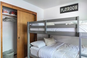 Room - Outdoor Sauna, EV Charger, King beds, Nature trail, A/C (Mi-Wuk Village)